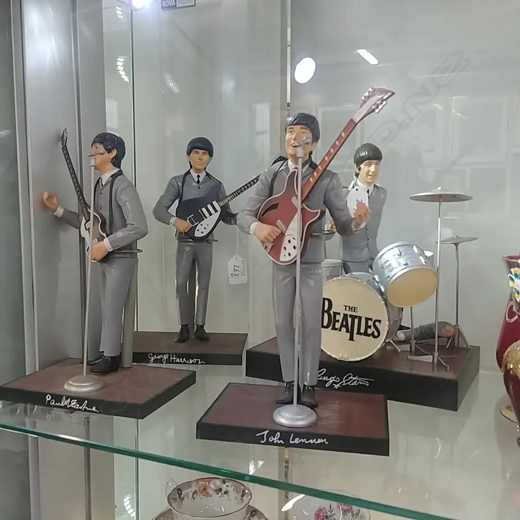 BEATLES MINIATURE FIGURE GROUP Image 1++