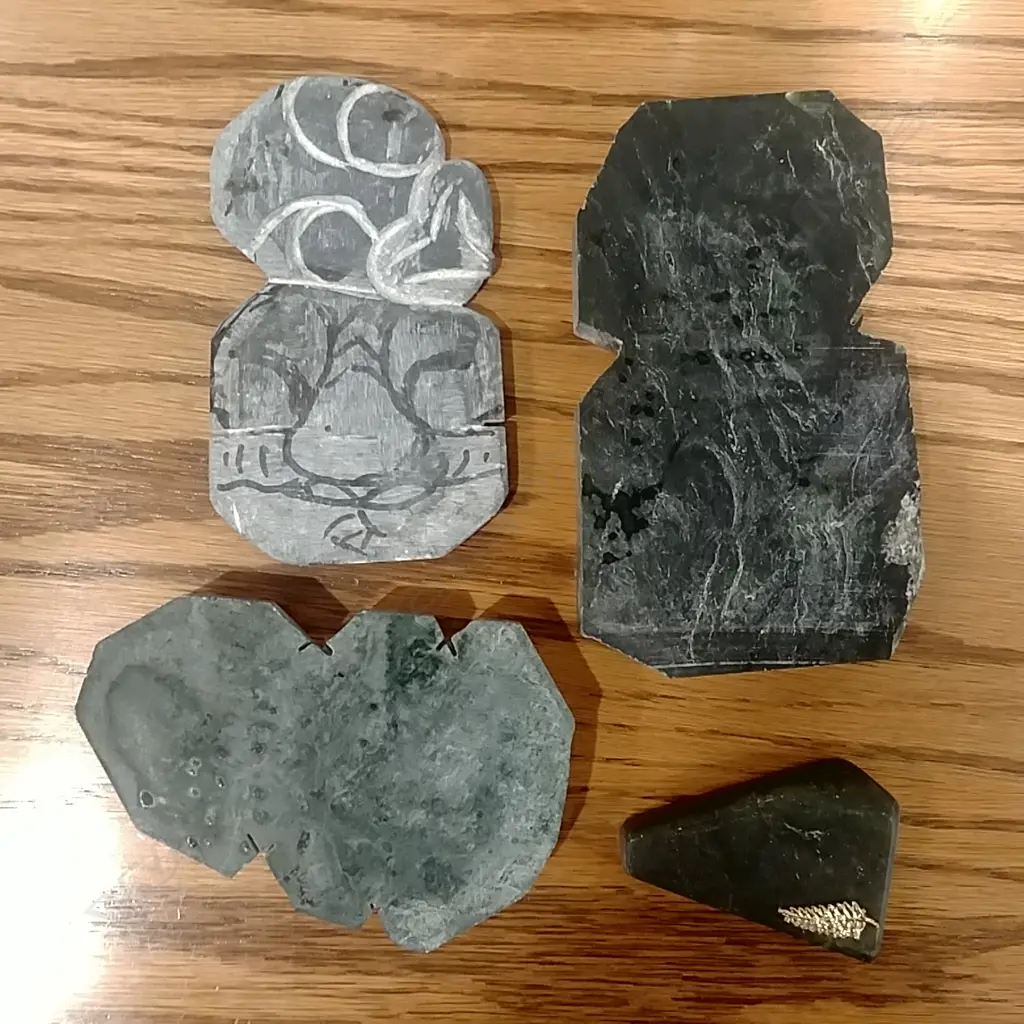 BAG OF GREENSTONE PCS INCL. UNFINISHED HEI TIKIS Image 1++