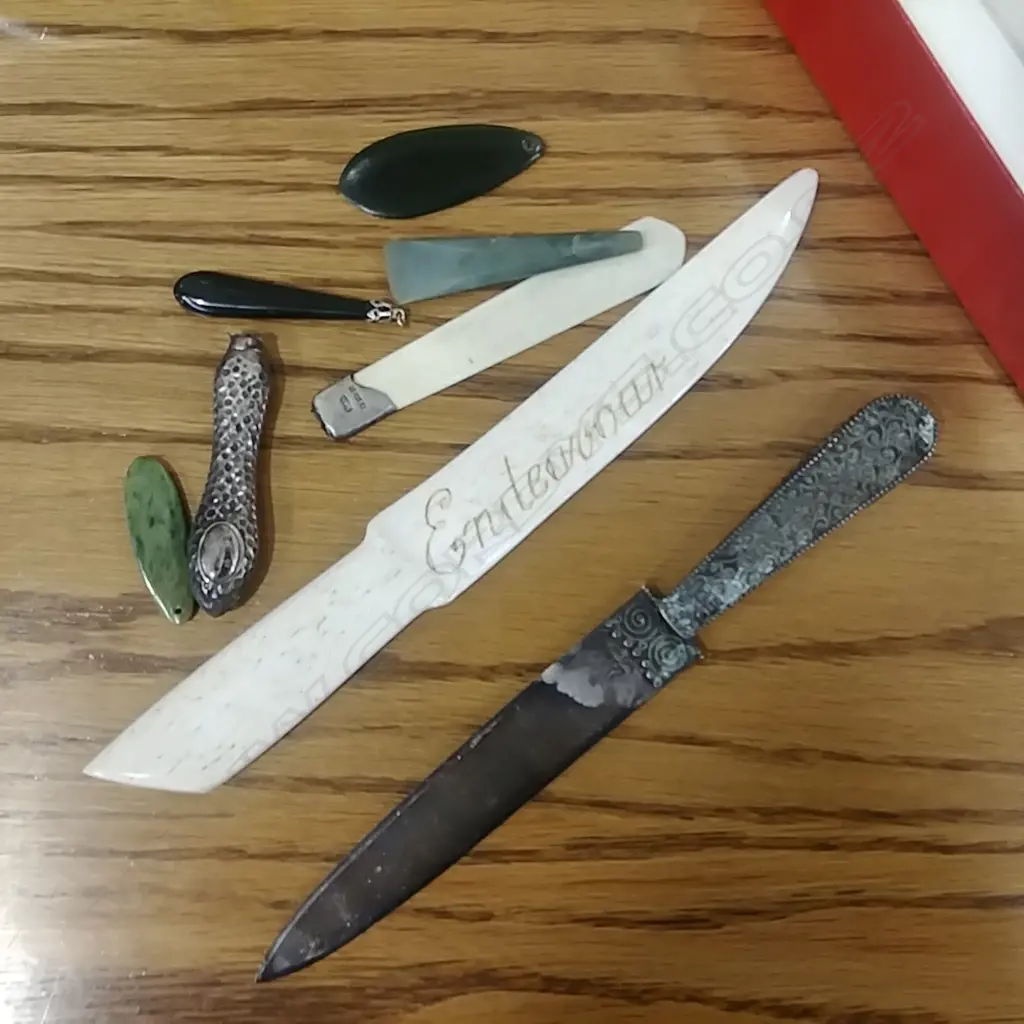 8 OLD KNIVES & PENDANTS. BONE, SILVER, POUNAMU Image 1++
