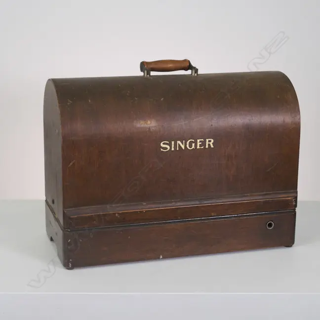 CASED VINTAGE SINGER SEWING MACHINE, LOCKED Image 1++