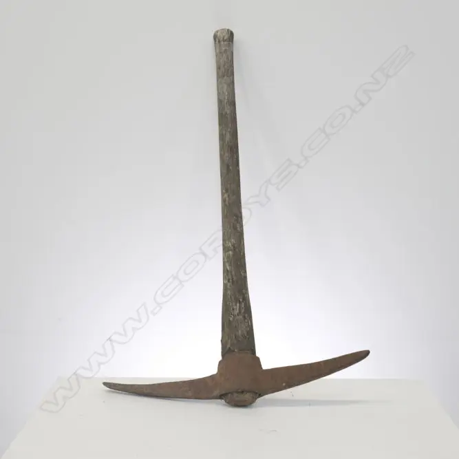 VINTAGE PICK AXE, L. 930MM Image 1++