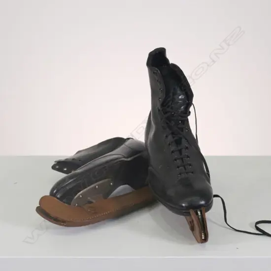 VINTAGE PAIR OF LEATHER ICE SKATES
