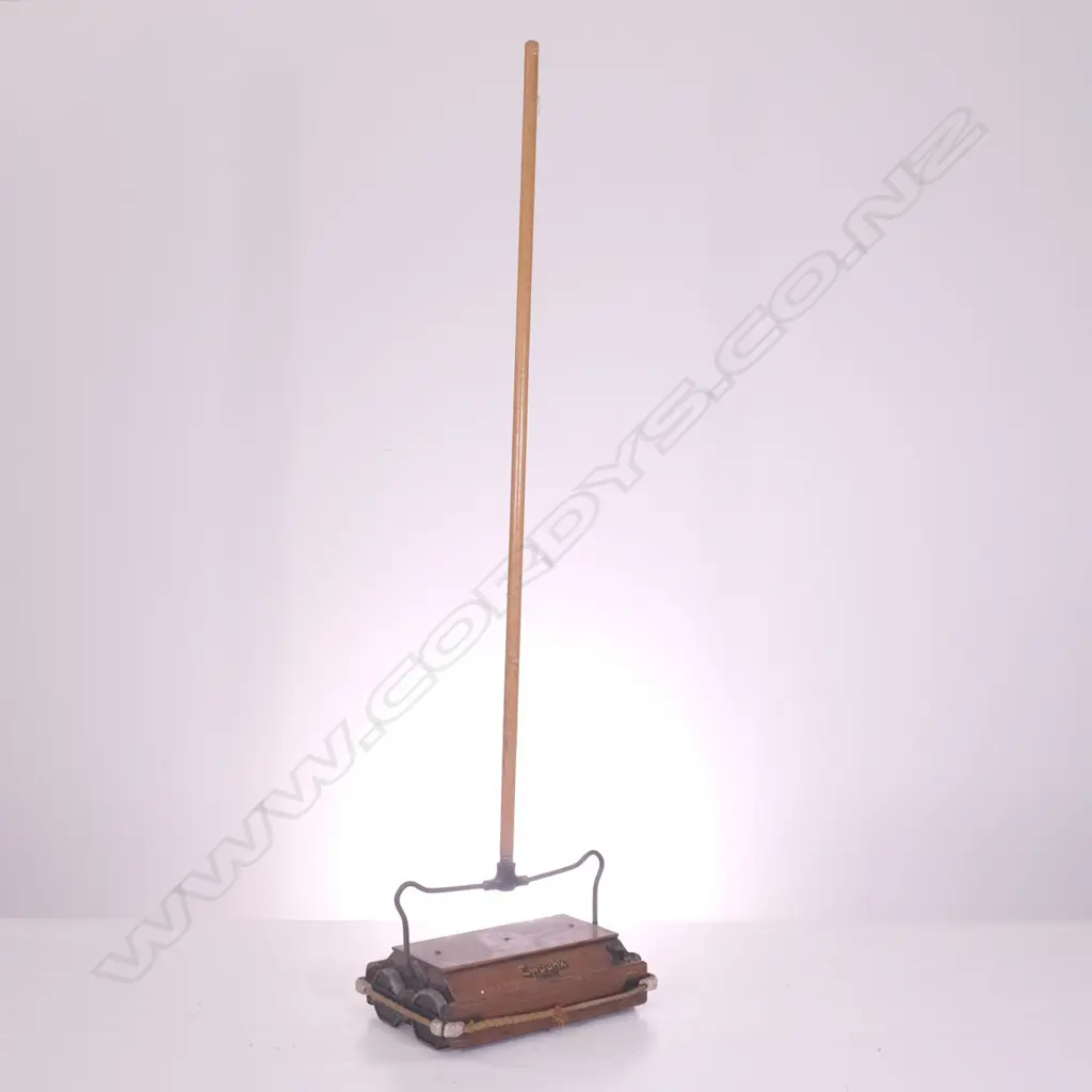 1920'S EWBANK CARPET SWEEPER Image 1++
