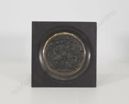 FRAMED CIRCULAR PRESSED BRONZE PLAQUE, HUNTING SCENE, DIA. 105MM Image 1++