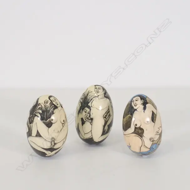 3 WOODEN HAND-PAINTED EGGS WITH EROTIC DECORATION, H. 90MM Image 1++