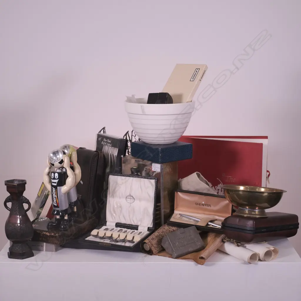 BOX OF MISC, BOTTLE STAND, EP WARE, ORIENTAL VASE, BOWLS ETC Image 1++