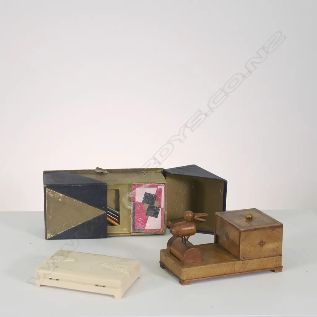 C.1930S WOODEN NOVELTY CIGARETTE DISPENSER + BAKELITE BOX & CARD SET, LONGEST L. 220MM Image 1++