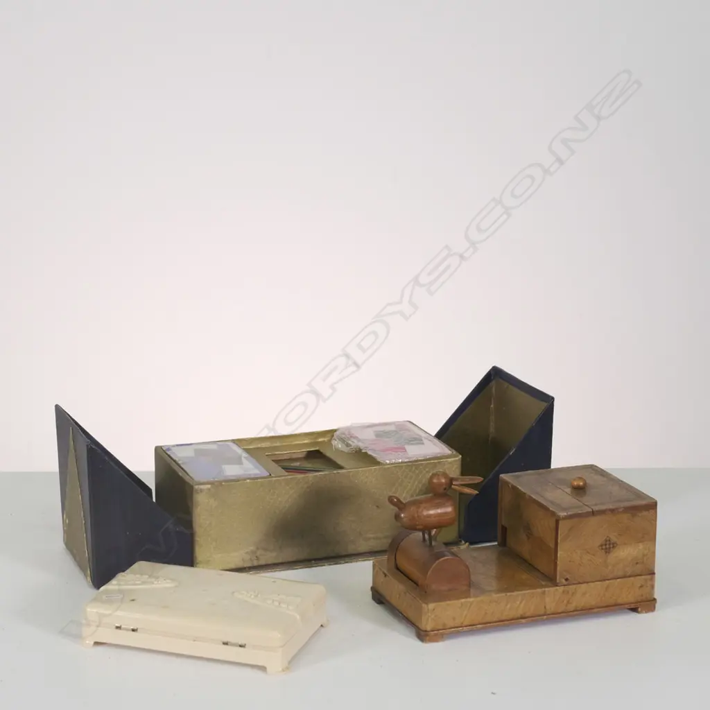 C.1930S WOODEN NOVELTY CIGARETTE DISPENSER + BAKELITE BOX & CARD SET, LONGEST L. 220MM Image 1++