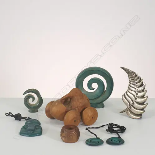 GROUP OF NZ RELATED ITEMS; KIWI TOY, NAPKIN RING, MAORI MOTIF ITEMS Image 1++