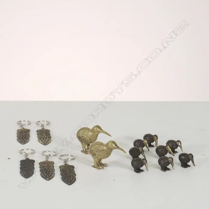 10 BRASS KIWIS TOGETHER WITH 5 MAORI MOTIF KEY RINGS L 110 Image 1++
