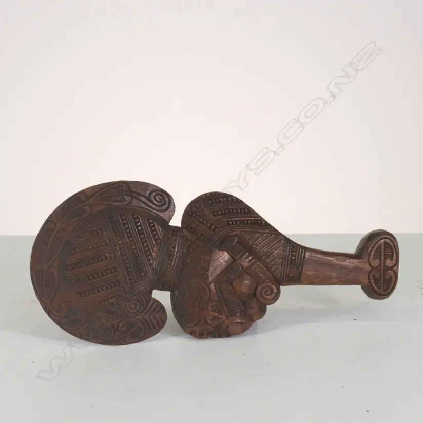 4 CONTEMPORARY MAORI SOUVENIRS WOODEN CARVED PATU, BRASS TIKI ETC L 330 MM Image 1++