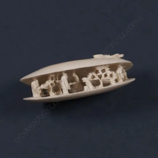 A SMALL IVORY DREAM SHELL W 50 MM