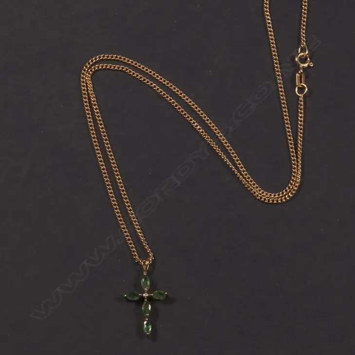9CT GOLD EMERALD & DIAMOND CROSS WITH CHAIN, 4.1G Image 1++