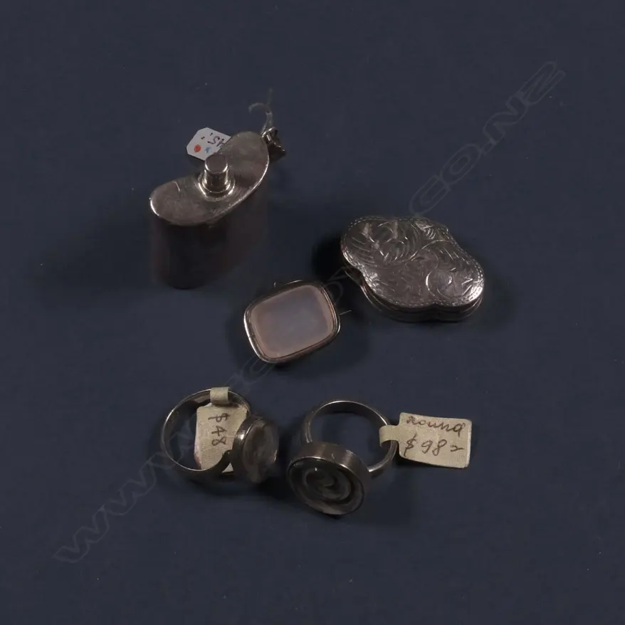 1 PENDANT, 2 RINGS, 1 BROOCH & SMALL SILVER BOX (5) Image 1++