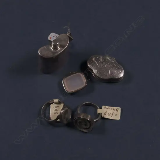 1 PENDANT, 2 RINGS, 1 BROOCH & SMALL SILVER BOX (5)