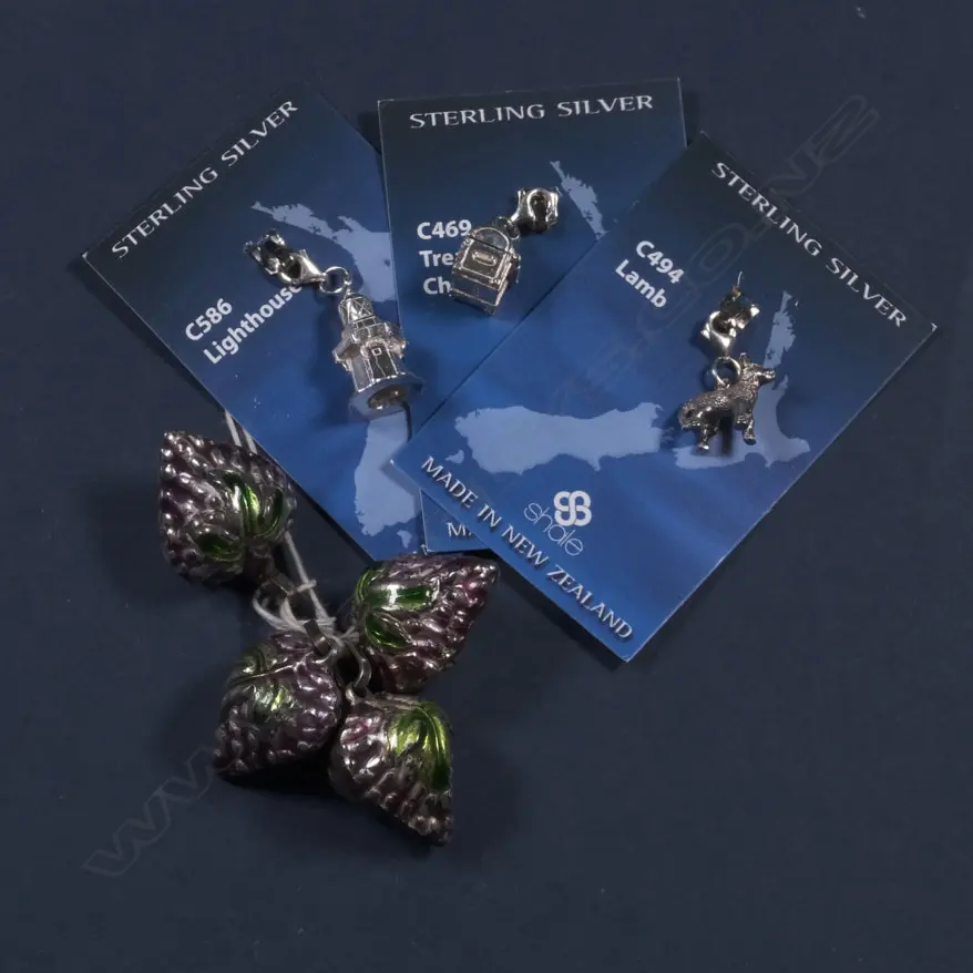 4 SILVER ENAMEL PENDANTS, 3 SILVER CHARMS Image 1++