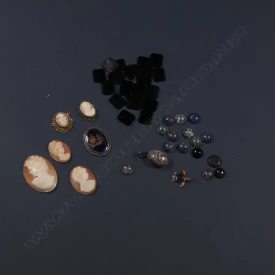 5 BAGS COSTUME JEWELLERY INCL MOUNTED & UNMOUNTED CAMEO SHELLS, PENDANTS & STONES