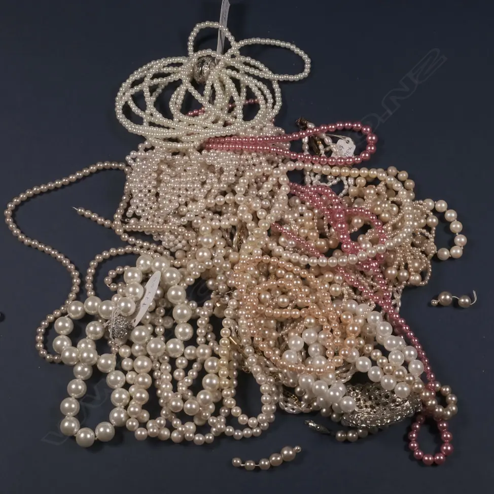 BOX OF PEARL STYLE NECKLACES Image 1++
