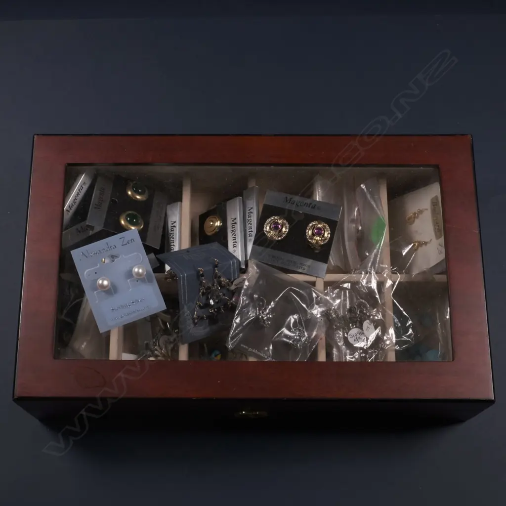 BOX OF MIXED EARRINGS INCLUDES GLASS TOPPED BOX Image 1++