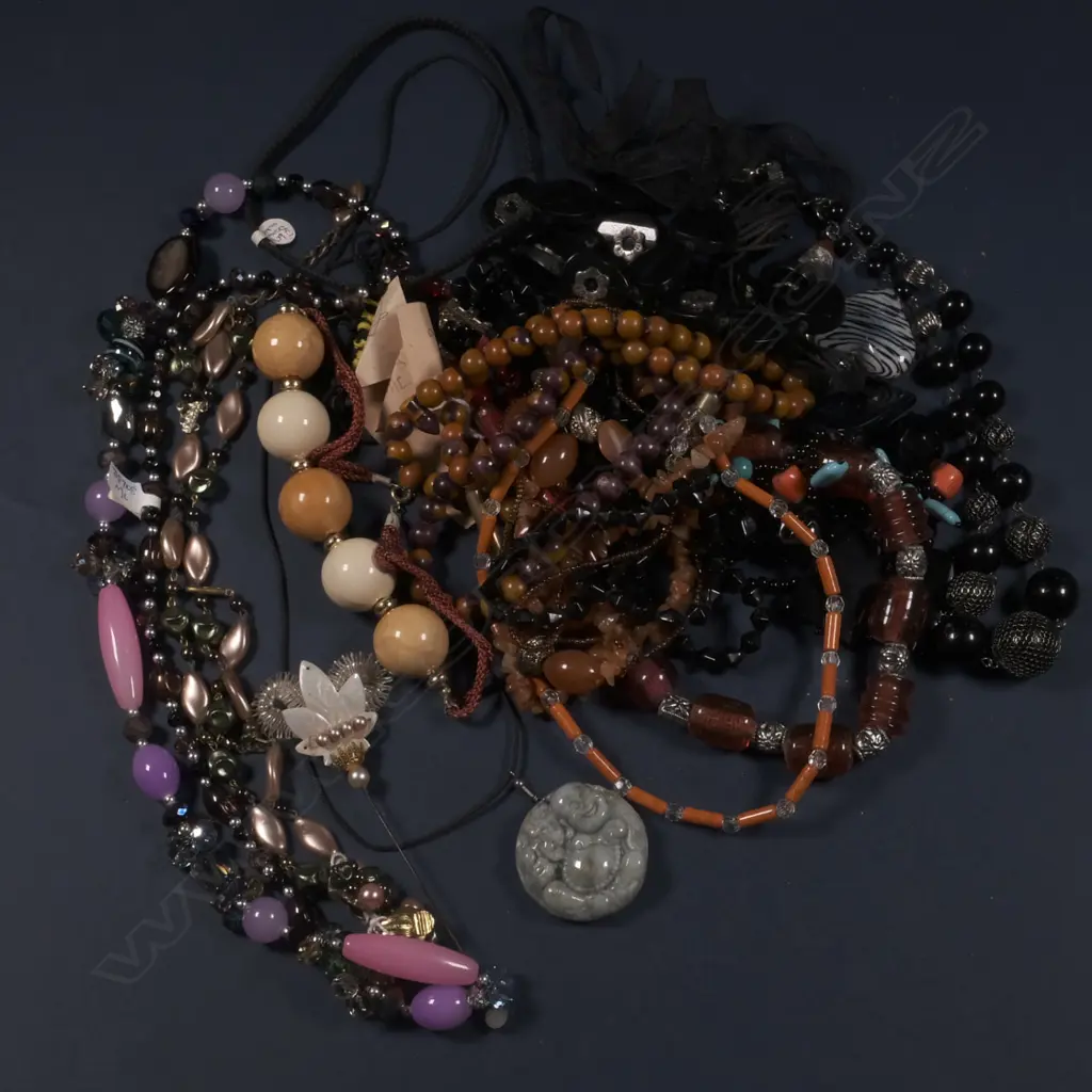 BOX OF RETRO STYLE NECKLACES Image 1++