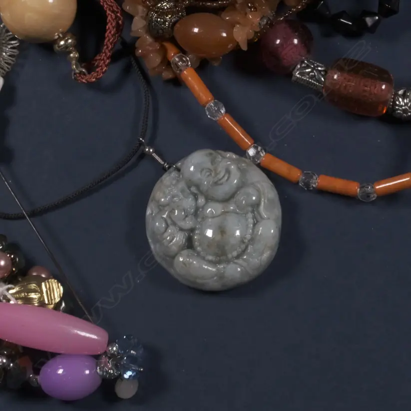 BOX OF RETRO STYLE NECKLACES Image 1++