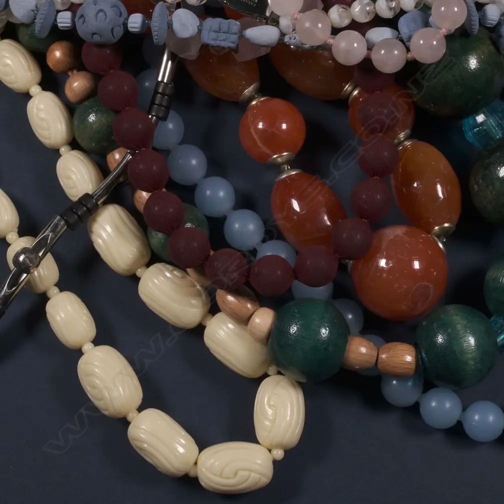 BOX OF RETRO STYLE NECKLACES Image 1++