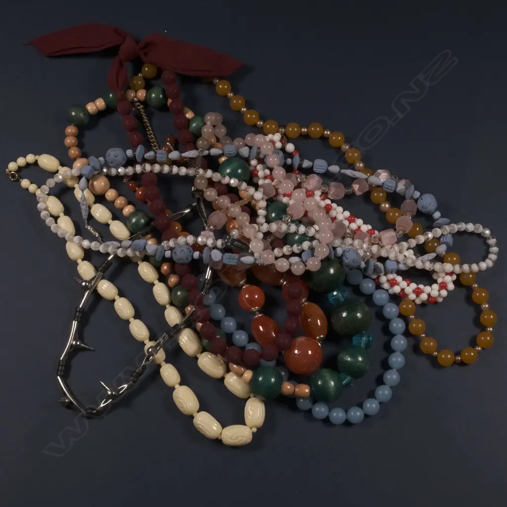 BOX OF RETRO STYLE NECKLACES Image 1++