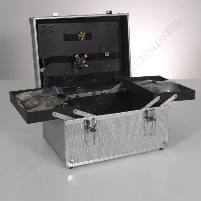 MAKE UP CASE WITH MIXED COSTUME BROOCHES Image 1++