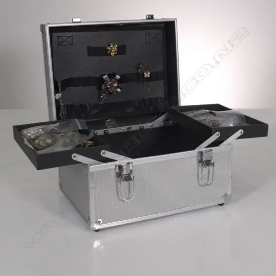 MAKE UP CASE WITH MIXED COSTUME BROOCHES