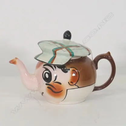 WADE NOVELTY ANDY CAPP TEAPOT WITH HAT LID, H. 140MM Image 1++