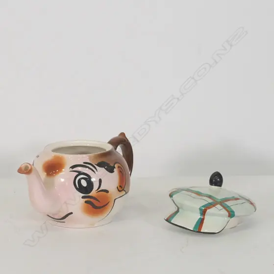 WADE NOVELTY ANDY CAPP TEAPOT WITH HAT LID, H. 140MM Image 1++