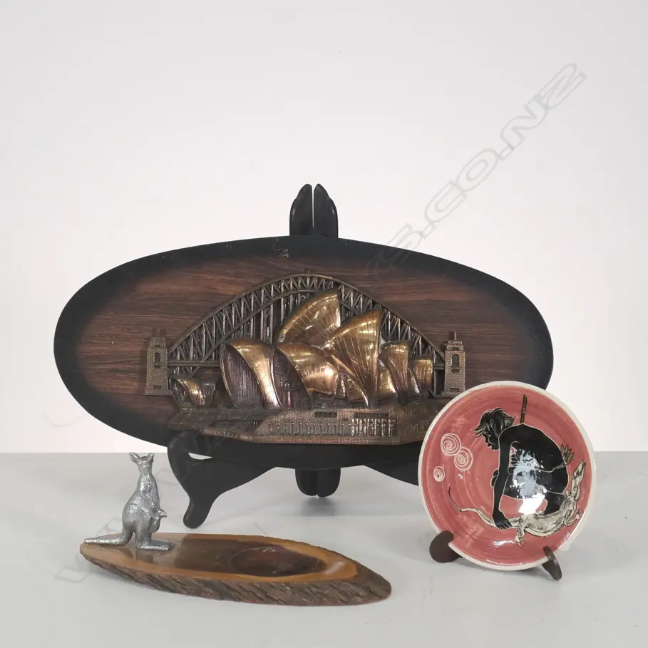 SM MARTIN BOYD HAND-PAINTED DISH & 2 AUSTR SOUVENIRS, WIDEST 390MM Image 1++