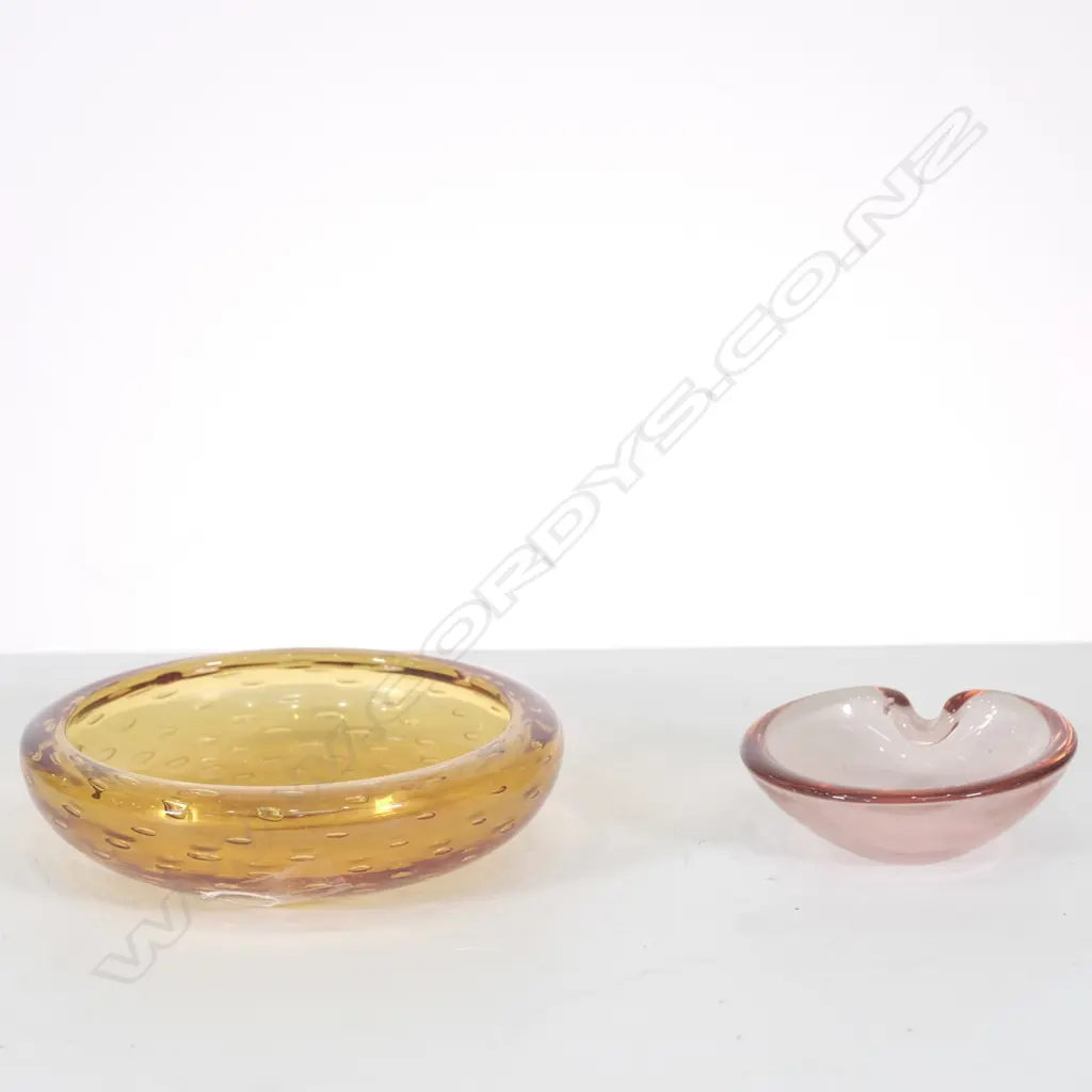 TWO ART GLASS ASHTRAYS, DIA. 200MM Image 1++