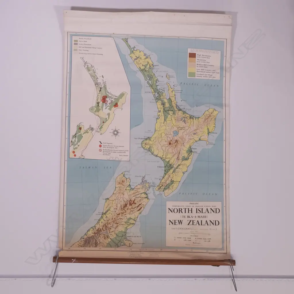 PHILLIPS LG CANVAS BACKED MAP OF NORTH ISLAND, NZ, 940 X 1250MM, LACKING TOP BATON Image 1++