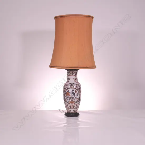 A PORCELAIN ORIENTAL LAMP BASE WITH SHADE, H 780 MM