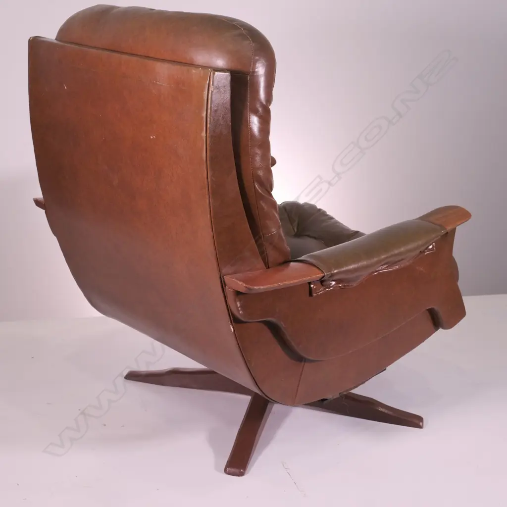 BACKHOUSE VINTAGE CHAIR Image 1++