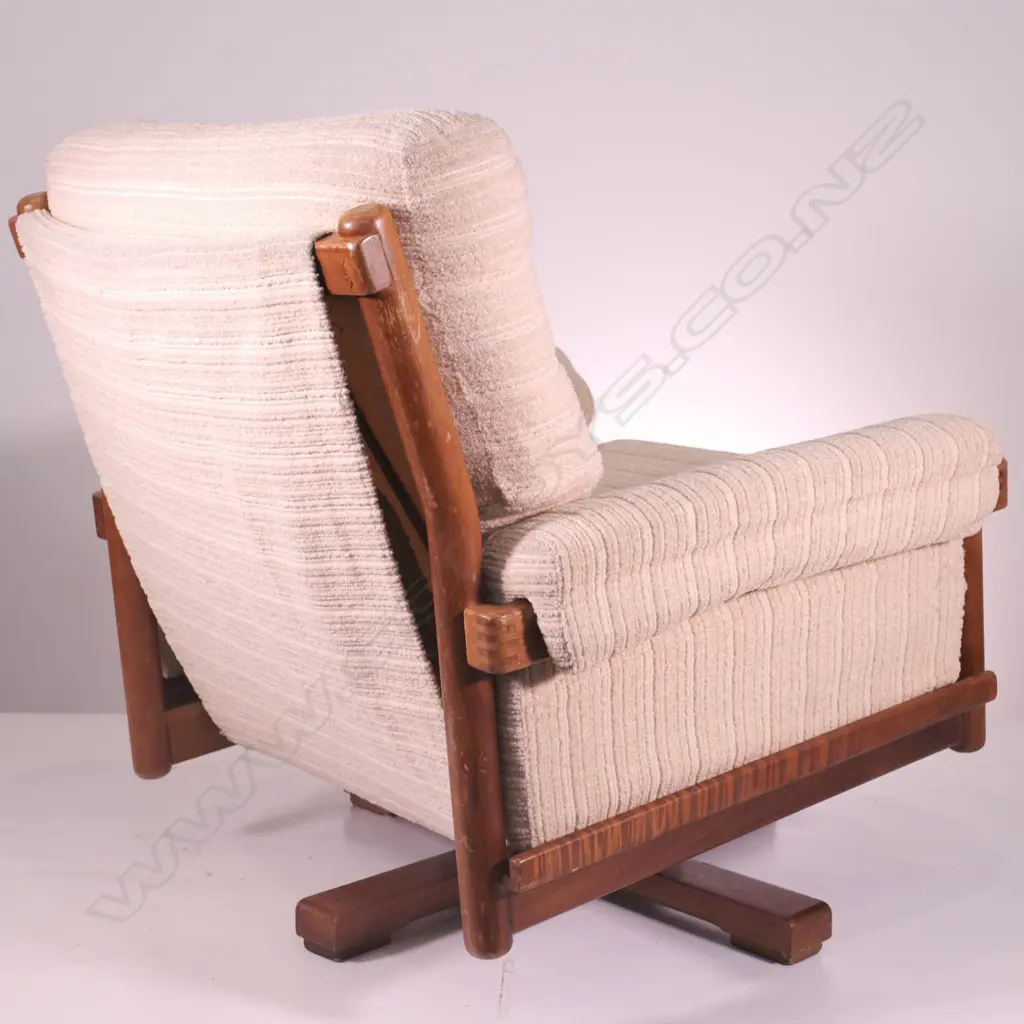 VINTAGE MORGAN ARMCHAIR Image 1++