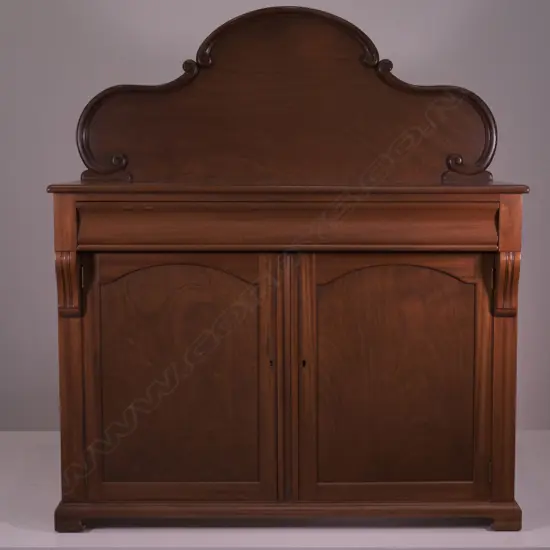  A REPRODUCTION MAHOGANY CHIFFONIER, H 1360 D 450 L 1180 MM