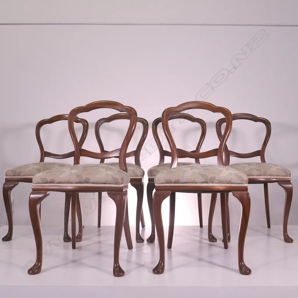 A REPRODUCTION MAHOGANY OVAL DINNING TABLE WITH 6 BALLOON BACK CHAIRS, L 1520MM Image 1++