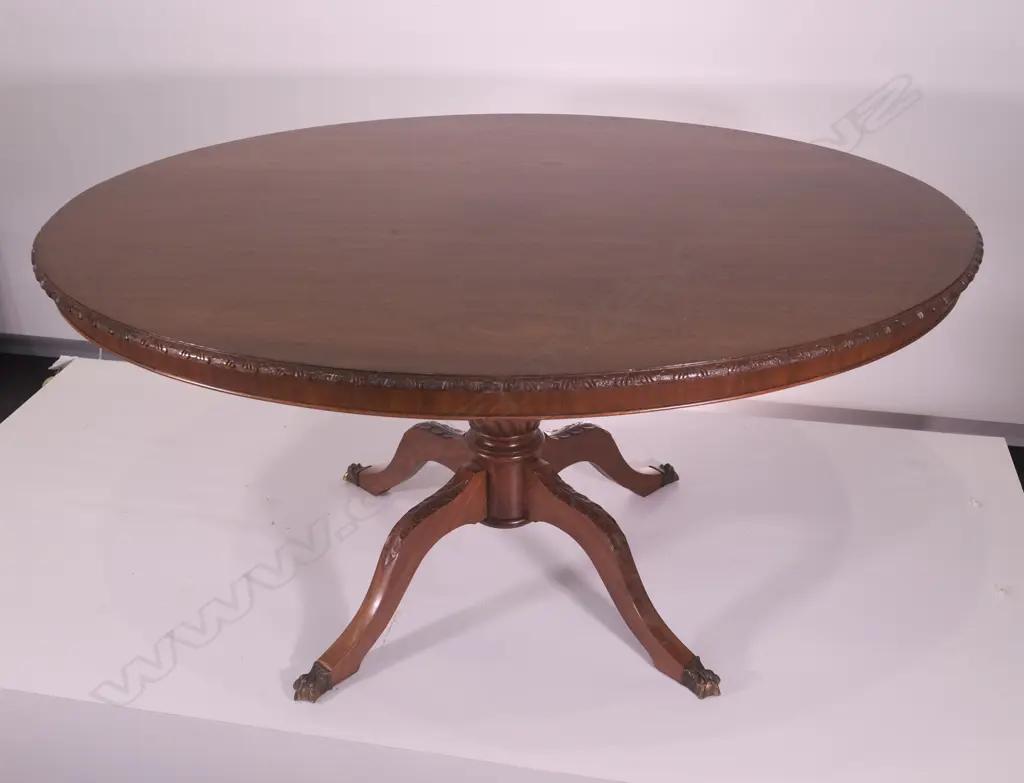 A REPRODUCTION MAHOGANY OVAL DINNING TABLE WITH 6 BALLOON BACK CHAIRS, L 1520MM Image 1++