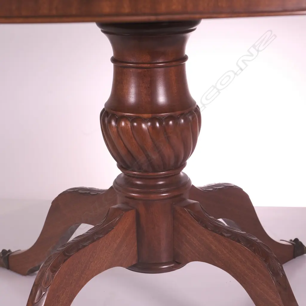A REPRODUCTION MAHOGANY OVAL DINNING TABLE WITH 6 BALLOON BACK CHAIRS, L 1520MM Image 1++