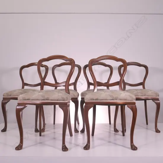 A REPRODUCTION MAHOGANY OVAL DINNING TABLE WITH 6 BALLOON BACK CHAIRS, L 1520MM
