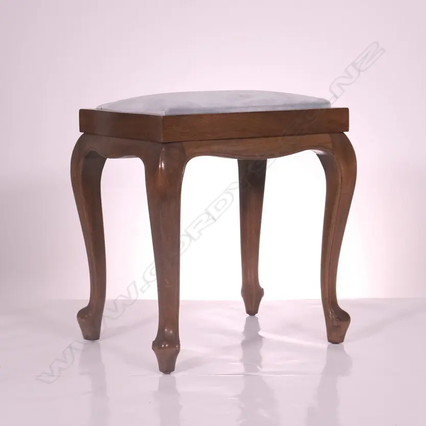  A SMALL UPHOLSTERED STOOL IN MAHOGANY, H 440 MM  Image 1++