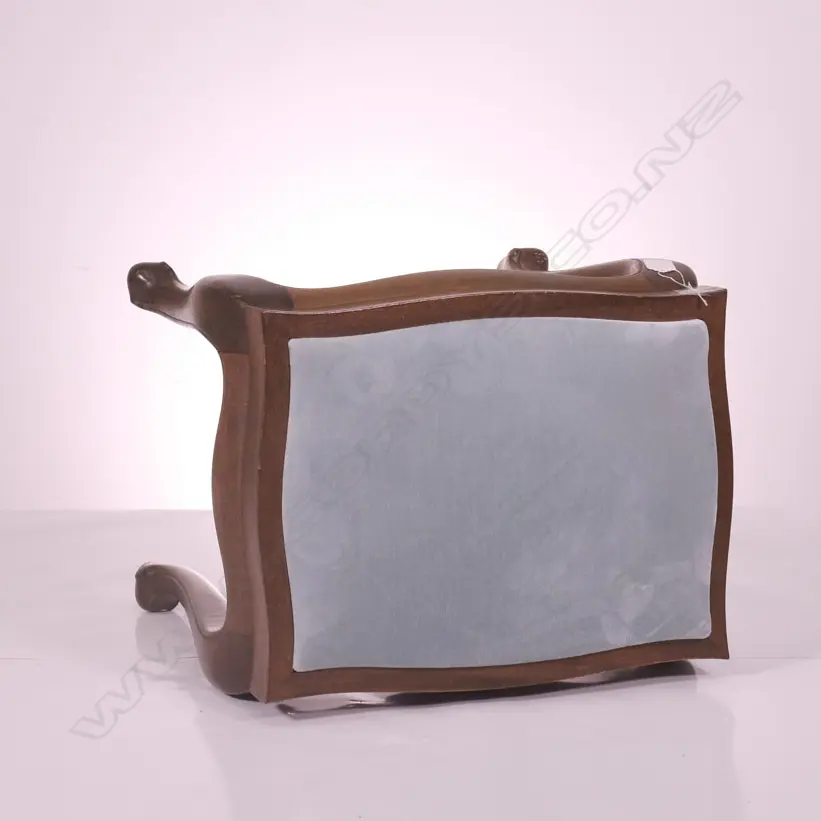  A SMALL UPHOLSTERED STOOL IN MAHOGANY, H 440 MM  Image 1++