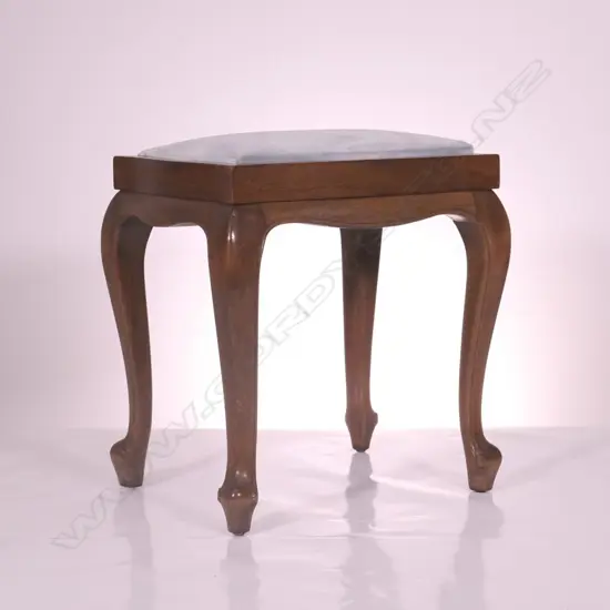  A SMALL UPHOLSTERED STOOL IN MAHOGANY, H 440 MM 