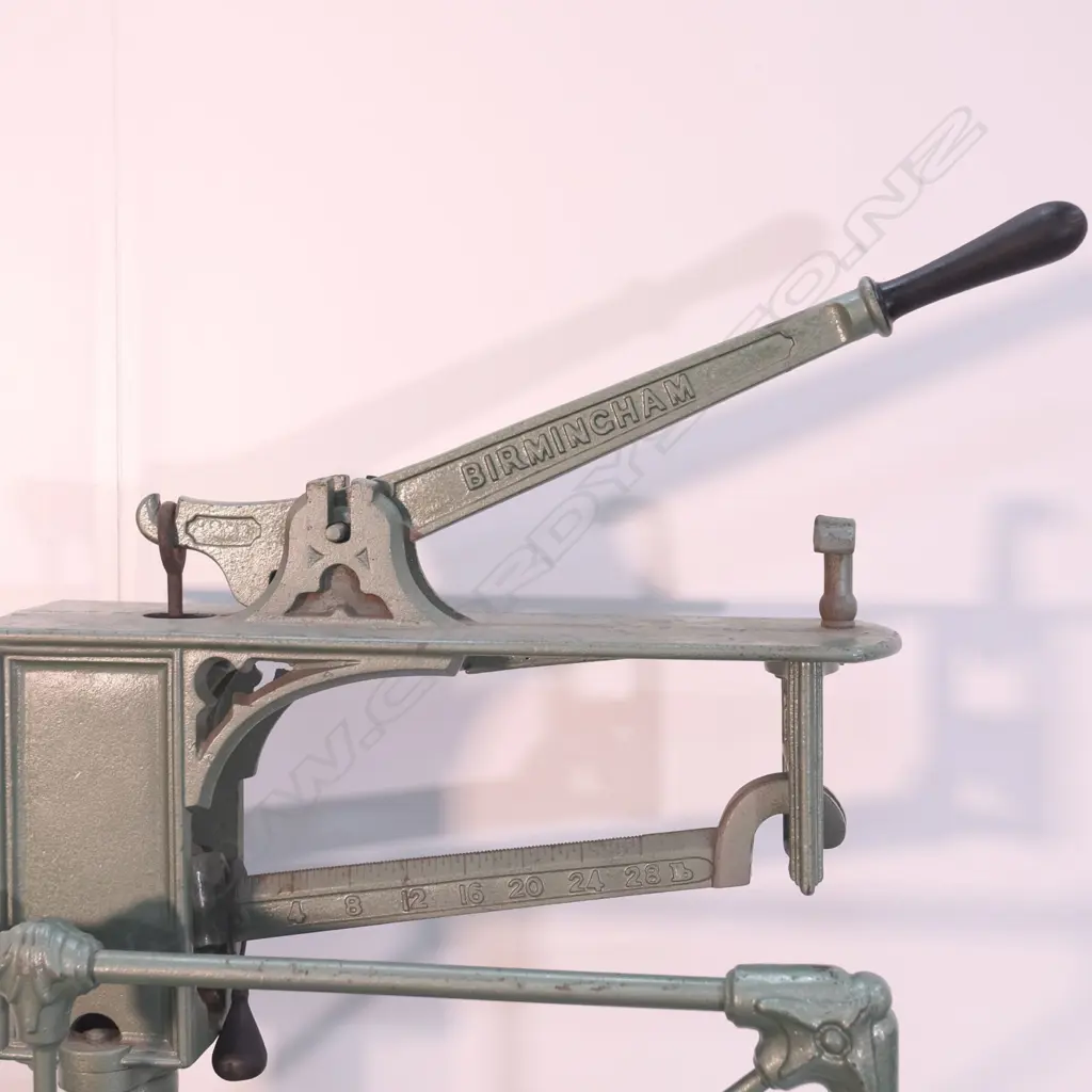 A LARGE CAST IRON SET OF POSTAL SCALES BY W AND T AVERY LTD LONDON, W 980 D 980 H 1400 MM   Image 1++