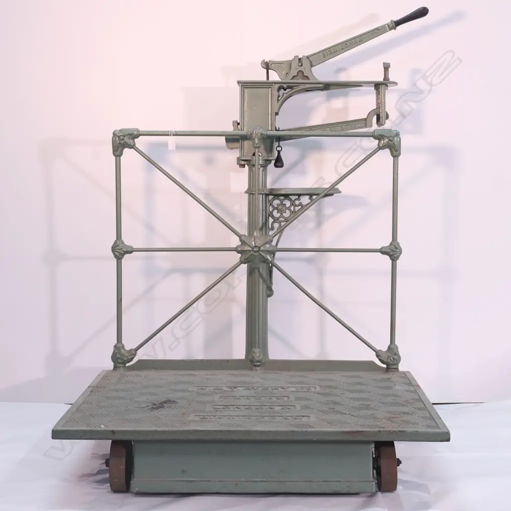 A LARGE CAST IRON SET OF POSTAL SCALES BY W AND T AVERY LTD LONDON, W 980 D 980 H 1400 MM   Image 1++