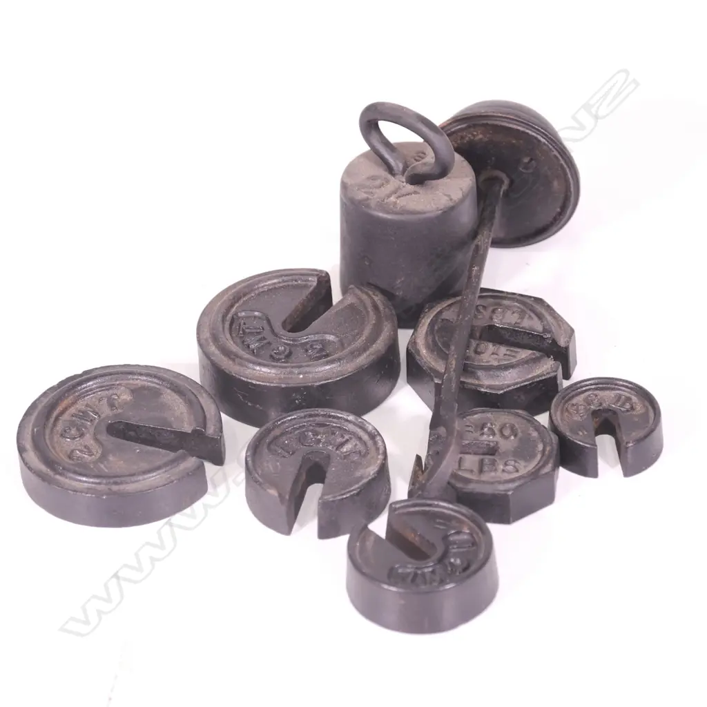 A LARGE CAST IRON SET OF POSTAL SCALES BY W AND T AVERY LTD LONDON, W 980 D 980 H 1400 MM   Image 1++