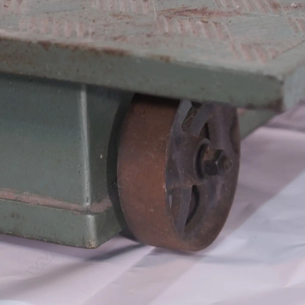 A LARGE CAST IRON SET OF POSTAL SCALES BY W AND T AVERY LTD LONDON, W 980 D 980 H 1400 MM   Image 1++