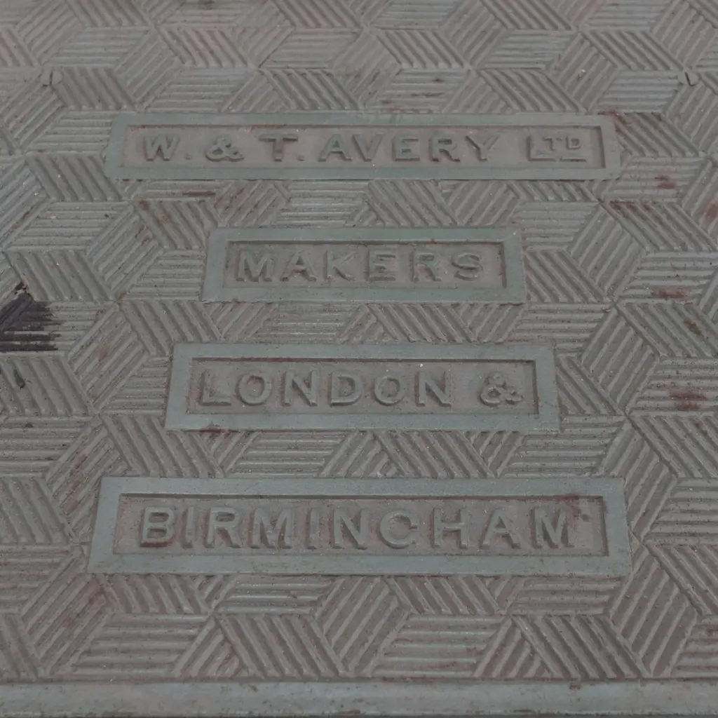 A LARGE CAST IRON SET OF POSTAL SCALES BY W AND T AVERY LTD LONDON, W 980 D 980 H 1400 MM   Image 1++